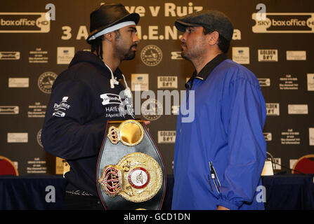 Les poids lourds David Haye et John Ruiz pendant la tête à tête à l'hôtel de ville de Manchester, Manchester. Banque D'Images