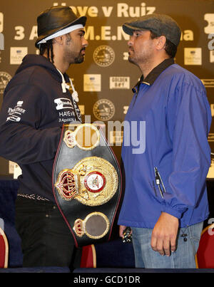 Boxe - David Haye / John Ruiz - de la tête à la tête - Hôtel de ville de Manchester.Les poids lourds David Haye et John Ruiz (à droite) pendant la tête à tête à l'hôtel de ville de Manchester, Manchester. Banque D'Images