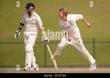 Scott Borthwick (à droite) de Durham lors du championnat du comté de LV au stade Sheikh Zayed, à Abu Dhabi. Banque D'Images