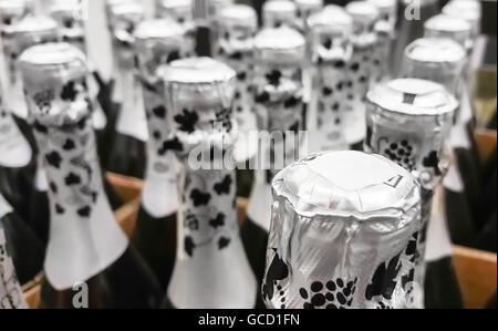 Des bouteilles de champagne dans une boîte Banque D'Images