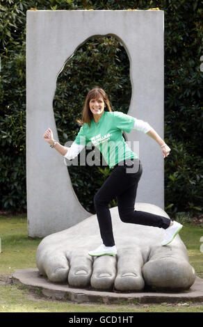 Carol Smillie, présentatrice à la télévision, lors du lancement de l'appel Macmillan cancer pour la course de 10K de Ignis Management à Bellahouston Park, Glasgow. Banque D'Images