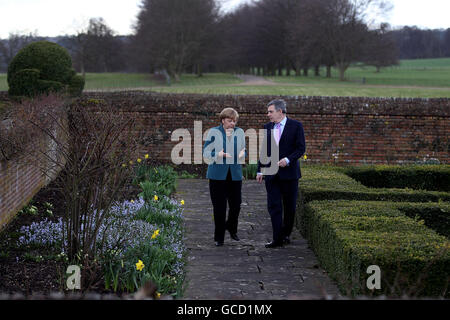 Le Premier ministre britannique Gordon Brown et la chancelière allemande Angela Merkel se promeaient dans le jardin de Chequers, la résidence officielle du Premier ministre. Banque D'Images