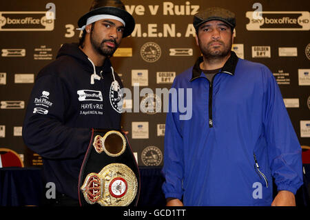 Les poids lourds David Haye et John Ruiz pendant la tête à tête à l'hôtel de ville de Manchester, Manchester. Banque D'Images