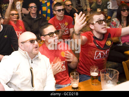 Les fans de Manchester United, qui portent des lunettes 3D, au pub Firbank de Wythenshawe, Manchester, se joignent aux fans de football de tout le pays pour assister au clash entre Manchester United et Chelsea sur Sky 3D, la première chaîne de télévision 3D d'Europe lancée aujourd'hui. Banque D'Images