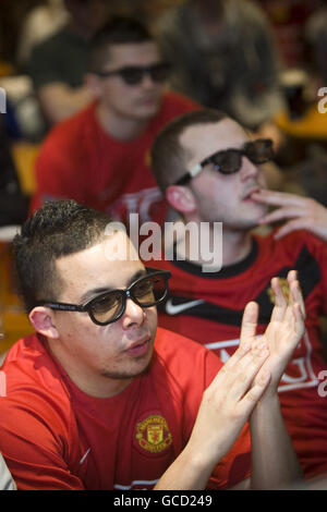 Les fans de Manchester United, qui portent des lunettes 3D, au pub Firbank de Wythenshawe, Manchester, se joignent aux fans de football de tout le pays pour assister au clash entre Manchester United et Chelsea sur Sky 3D, la première chaîne de télévision 3D d'Europe lancée aujourd'hui. Banque D'Images