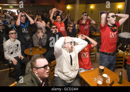 Les fans de Manchester United, qui portent des lunettes 3D, au pub Firbank de Wythenshawe, Manchester, se joignent aux fans de football de tout le pays pour assister au clash entre Manchester United et Chelsea sur Sky 3D, la première chaîne de télévision 3D d'Europe lancée aujourd'hui. Banque D'Images