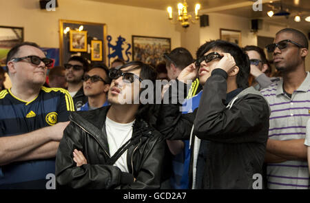 Les fans de Chelsea, qui portent des lunettes 3D au pub de Riley à Kings Road, Londres, se joignent aux fans de football de tout le pays pour regarder le haut de la table clash entre Manchester United et Chelsea sur Sky 3D, la première chaîne de télévision 3D d'Europe lancée aujourd'hui. Banque D'Images