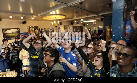 Les fans de Chelsea, qui portent des lunettes 3D au pub de Riley à Kings Road, Londres, se joignent aux fans de football de tout le pays pour regarder le haut de la table clash entre Manchester United et Chelsea sur Sky 3D, la première chaîne de télévision 3D d'Europe lancée aujourd'hui. Banque D'Images