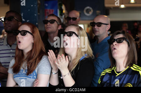 Les fans de Chelsea, qui portent des lunettes 3D au pub de Riley à Kings Road, Londres, se joignent aux fans de football de tout le pays pour regarder le haut de la table clash entre Manchester United et Chelsea sur Sky 3D, la première chaîne de télévision 3D d'Europe lancée aujourd'hui. Banque D'Images