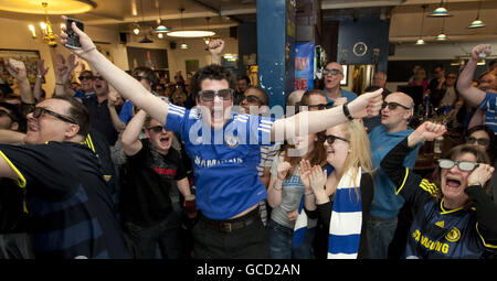 Les fans de Chelsea, qui portent des lunettes 3D au pub de Riley à Kings Road, Londres, se joignent aux fans de football de tout le pays pour regarder le haut de la table clash entre Manchester United et Chelsea sur Sky 3D, la première chaîne de télévision 3D d'Europe lancée aujourd'hui. Banque D'Images