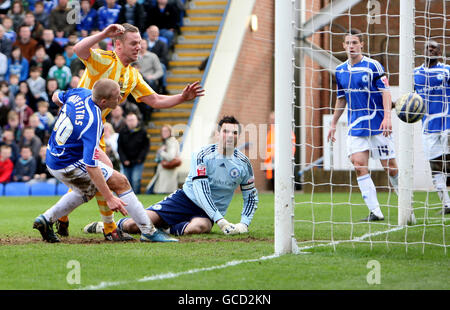 Kevin Nolan, de Newcastle United, marque son premier but lors du match de championnat Coca-Cola à London Road, Peterborough. Banque D'Images