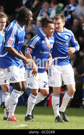 Dominic Green (au centre) de Peterborough United célèbre le but d'ouverture lors du match de championnat Coca-Cola à London Road, Peterborough. Banque D'Images