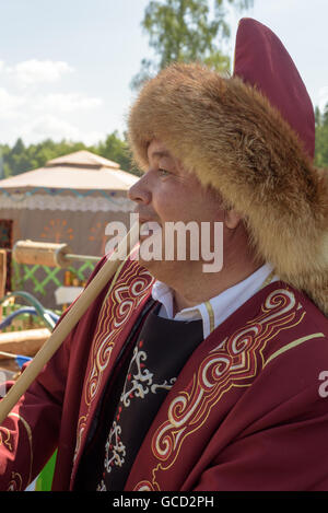 Instrument à vent traditionnel de musique Bashkiri joué par un homme en costume national Banque D'Images