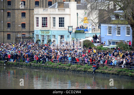 Aviron - course de 2010 Xechaning Boat Race - Oxford / Cambridge - River Thames.Des supporters à l'extérieur de la maison publique du navire sur les rives de la Tamise lors de la 156e course de bateaux sur la Tamise, Londres. Banque D'Images