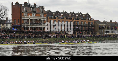 Aviron - course de 2010 Xechaning Boat Race - Oxford / Cambridge - River Thames.Oxford University et Cambridge University (à droite) lors de la 156e course de bateaux sur la Tamise, Londres. Banque D'Images