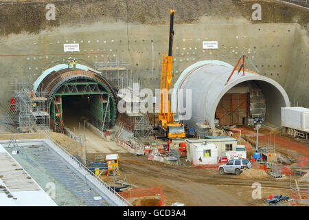 Vue générale de l'extrémité sud des tunnels routiers en construction à Hindhead, dans le Surrey. Le projet de tunnel A3 permettra de compléter la liaison à double chaussée entre Londres et Portsmouth et d'éliminer une importante source de congestion autour du carrefour A3/A287 à Hindhead. La nouvelle route sera longue de 6,4miles et comprend 1,1miles de tunnels forés jumeaux sous le Devil's Punch Bowl, un site d'intérêt scientifique spécial. Banque D'Images