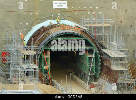 Vue générale de l'extrémité sud des tunnels routiers en construction à Hindhead, dans le Surrey. Le projet de tunnel A3 permettra de compléter la liaison à double chaussée entre Londres et Portsmouth et d'éliminer une importante source de congestion autour du carrefour A3/A287 à Hindhead. La nouvelle route sera longue de 6,4miles et comprend 1,1miles de tunnels forés jumeaux sous le Devil's Punch Bowl, un site d'intérêt scientifique spécial. Banque D'Images