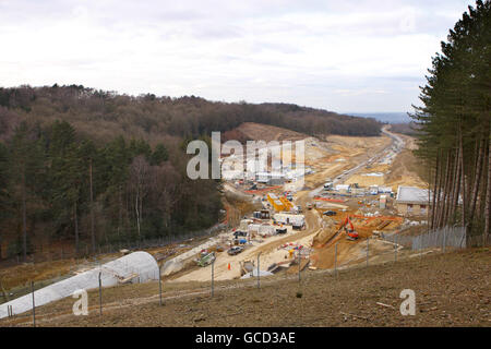 Vue générale de l'extrémité nord des tunnels routiers en construction à Hindhead, dans le Surrey. Le projet de tunnel A3 permettra de compléter la liaison à double chaussée entre Londres et Portsmouth et d'éliminer une importante source de congestion autour du carrefour A3/A287 à Hindhead. La nouvelle route sera longue de 6,4miles et comprend 1,1miles de tunnels forés jumeaux sous le Devil's Punch Bowl, un site d'intérêt scientifique spécial. Banque D'Images