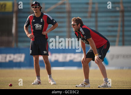 Cricket - England nets session - Shagoreka Cricket Ground.Liam Plunkett et Alastair Cook en Angleterre lors d'une séance de filets au terrain de cricket de Shagoreka, Chittagong, Bangladesh. Banque D'Images