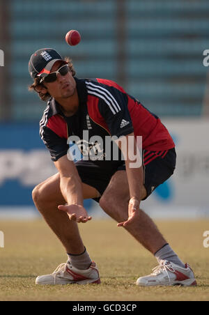 Cricket - England nets session - Shagoreka Cricket Ground.Le capitaine d'Angleterre Alastair Cook pendant une séance de filets au terrain de cricket de Shagoreka, à Chittagong, au Bangladesh. Banque D'Images