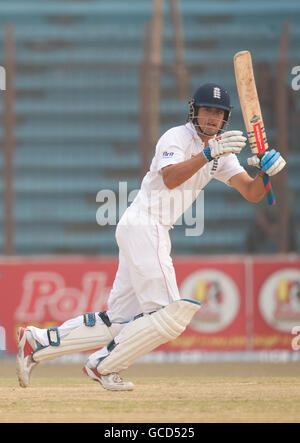 Le capitaine d'Angleterre Alastair Cook chauves-souris lors du premier test au stade Jahur Ahmed Chowdhury, à Chittagong, au Bangladesh. Banque D'Images