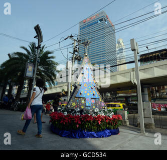 Un arbre de Noël dans le centre-ville dans Pratunam dans la ville de Bangkok en Thaïlande en Southeastasia. Banque D'Images