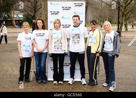 De gauche à droite ; Rachel Elias, sœur de Richey Edwards, Nicki Durbin, Kate et Gerry McCann, Zoe Tyler et Kirsten O'Brien participent à la course de 10 km « les disparus » à Hyde Park, Londres. Banque D'Images