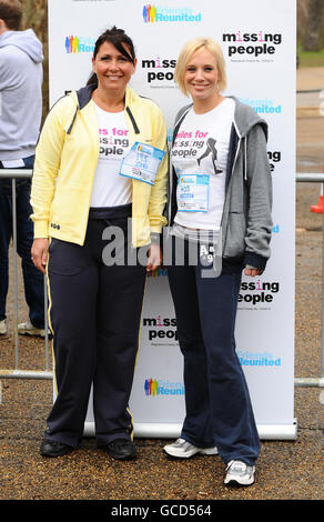 Zoe Tyler (à gauche) et Kirsten O'Brien participent à la course de 10 km « les disparus » à Hyde Park, Londres. Banque D'Images