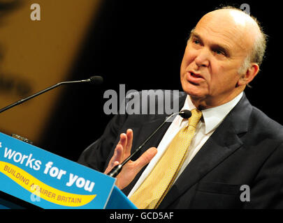 Vince Cable, porte-parole du Trésor libéral démocrate, s'adresse à la conférence de printemps du parti à la CPI à Birmingham. Banque D'Images