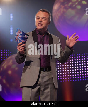 Animateur du spectacle Graham Norton pendant l'Eurovision de BBC1 : votre pays a besoin de vous, filmé au BBC TV Center à l'ouest de Londres. Banque D'Images