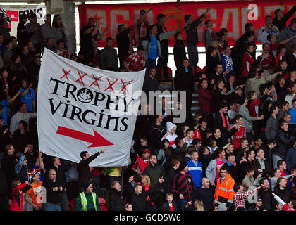 Les fans de Middlesbrough tiennent une bannière pour hanter leur équipe rivale pendant le match de championnat Coca-Cola au stade Riverside, Middlesbrough. Banque D'Images
