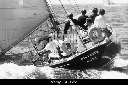 Nouvelles photos d'AJAX. Juillet, 1974 Torbay, Angleterre.. 1 - TON CUP MONDE CHAMPIOMSHIP - dictateur (GB). PHOTO:JONATHAN EASTLAND/AJAX REF:1 Ton 1974 Banque D'Images