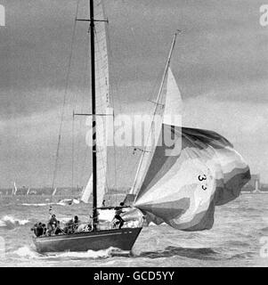 Nouvelles photos d'AJAX. 3e août 1973. SOLENT, en Angleterre. - CHANNEL RACE - ALLEMAND ADMIRAL'S CUP ENTRY SAUDADE DÉCHIQUETTE UN SPINNAKER DANS CONDITIONS SOUFFLANT AU DÉBUT. PHOTO:JONATHAN EASTLAND/AJAX REF:SAUDADE 1973 Banque D'Images