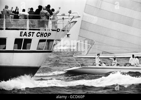 AJAXNETPHOTO. 26ème septembre 1980. NEWPORT, RHODE ISLAND, USA. Spectateurs sur EAST CHOP ENCOURAGER L'ÉQUIPAGE DE L'AUSTRALIE À LA FIN DE LA JOUR DE COURSE. PHOTO:JONATHAN EASTLAND/AJAX REF:800926 26 Banque D'Images