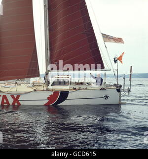 AJAXNETPHOTO. Juin 28th, 1981. PLYMOUTH, en Angleterre. Tentative de record - SOLITAIRE PAUL ROGERS (35) PART À sa 55FT (16.5M) ESPRIT DE GOÉLETTE TRINQUETTE PENTAX (EX STRONGBOW) DANS UNE TENTATIVE DE BRISER LE RECORD DU PLUS LONG VOYAGE EN SOLITAIRE EN VISANT À DEVENIR LA PREMIÈRE PERSONNE À FAIRE LE TOUR DU MONDE DEUX FOIS NON-STOP. PHOTO:JONATHAN EASTLAND/AJAX. REF:HDD   908200 PEO ROGERS ESPRIT DE PENTAX. Banque D'Images