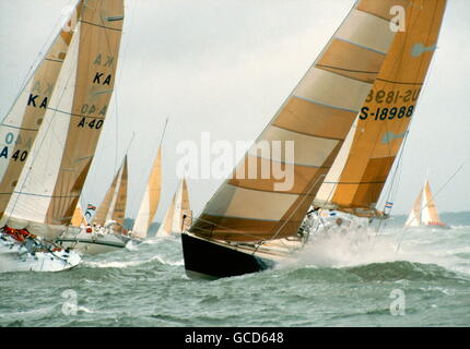 AJAXNETPHOTO. 1985. SOLENT, ANGLETERRE - ADMIRAL'S CUP - CHANNEL RACE START - SIDEWINDER (USA) PHOTO:JONATHAN EASTLAND REF:853392 Banque D'Images