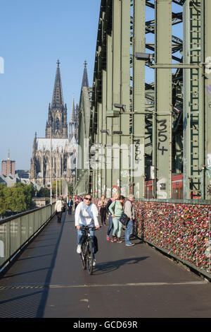 20-25th 2016 Septembre est le prochain salon Photokina de Cologne en Allemagne. Cadenas sur le pont ferroviaire. Banque D'Images