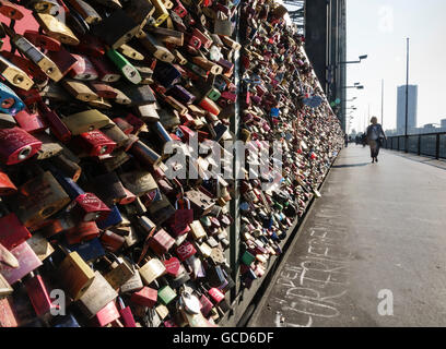 20-25th 2016 Septembre est le prochain salon Photokina de Cologne en Allemagne. Cadenas sur le pont ferroviaire. Banque D'Images