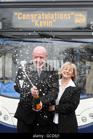 Le chauffeur d'autobus Kevin Halstead et son associé Josephine Jones au Shaw Hill Golf and Country Club à Chorley, dans le Lancashire, après que Kevin a remporté 2,302,668 sur la Loterie nationale samedi dernier. Banque D'Images