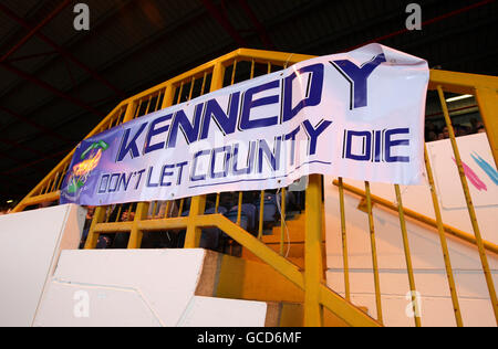 Un panneau dans les stands installé par les fans du comté de Stockport appelant leur ancien propriétaire Brian Kennedy, qu'ils blâment pour leur chute, pour déplacer son club de rugby sale Sharks hors d'Edgeley Park. Banque D'Images