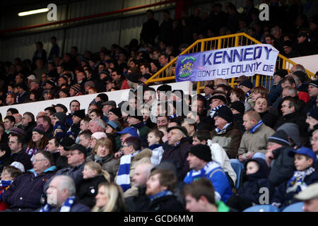 Un panneau dans les stands installé par les fans du comté de Stockport appelant leur ancien propriétaire Brian Kennedy, qu'ils blâment pour leur chute, pour déplacer son club de rugby sale Sharks hors d'Edgeley Park. Banque D'Images