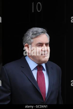 Le premier ministre Gordon Brown quitte le 10, rue Downing pour la Chambre des communes pour les QPM de cette semaine. Banque D'Images