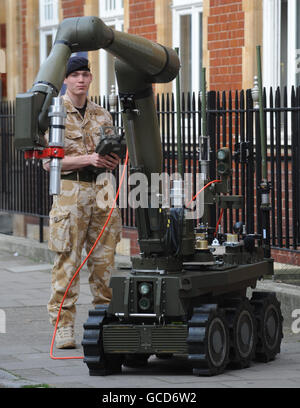 Le caporal Ben Miller avec un robot d'élimination de bombe Cutlass développé par Northrop Grumman, un nouveau véhicule qui sera utilisé pour l'élimination de la bombe et les opérations anti-terroristes dans le monde entier. Banque D'Images