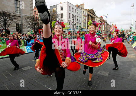 Les artistes apprécient la parade de la Saint Patrick à Dublin, en Irlande. Banque D'Images