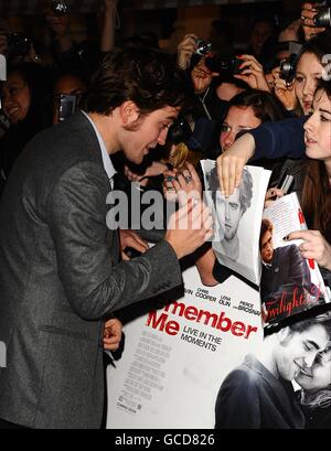 Robert Pattinson arrive pour la première britannique de Remember Me à l'Odeon, Leicester Square, Londres Banque D'Images