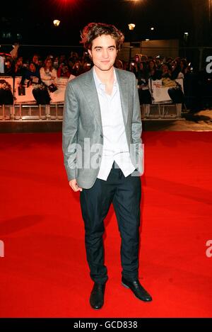 Robert Pattinson arrive pour la première britannique de Remember Me à l'Odeon, Leicester Square, Londres Banque D'Images