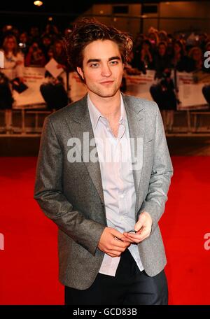 Robert Pattinson arrive pour la première britannique de Remember Me à l'Odeon, Leicester Square, Londres Banque D'Images