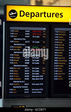 Un panneau de départ est situé au terminal 5 de l'aéroport de Heathrow à Middlesex, le premier jour de la grève de l'équipage de cabine. Banque D'Images