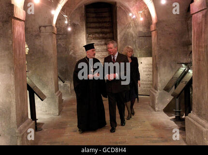 Le prince de Galles et la duchesse de Cornouailles, lors d'une visite à la cathédrale orthodoxe tchèque des Saints Cyril et Methodius, après avoir été arrivés dans la capitale tchèque en provenance de Budapest en Hongrie, Rendre hommage aux combattants qui, en 1942, ont fait une dernière position sur le lieu de culte après avoir assassiné un officier nazi important, Reinhard Heydrich. Banque D'Images