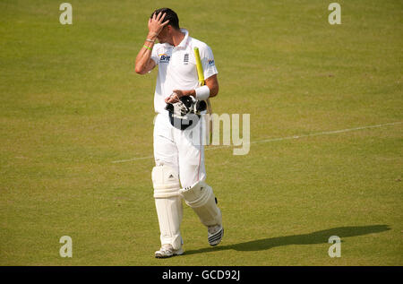 Kevin Pietersen, de l'Angleterre, quitte le terrain après avoir été congédié par Shakib Al Hasan, du Bangladesh, lors du deuxième test au stade national Shere Bangla, Mirpur, Dhaka. Banque D'Images